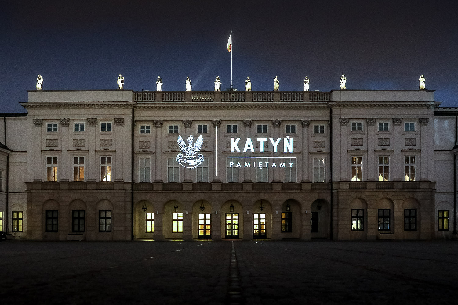 Hołd dla ofiar zbrodni katyńskiej - zdjęcie w treści artykułu nr 1