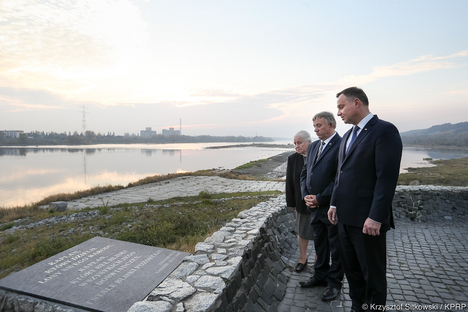 Prezydent oddał hołd bł. ks. Jerzemu Popiełuszce - zdjęcie w treści artykułu nr 1