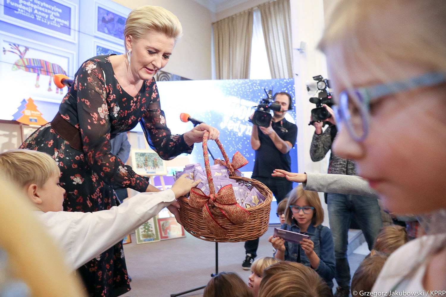 Pierwsza Dama przygotowała świąteczne ozdoby w ramach akcji „Choinki Jedynki” - zdjęcie w treści artykułu nr 1