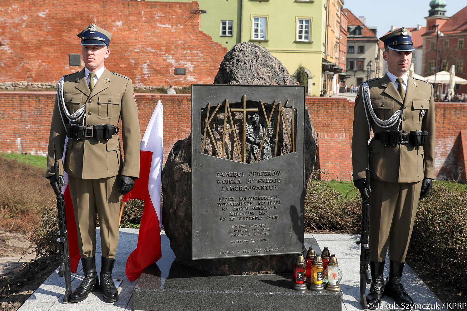 Hołd dla ofiar zbrodni katyńskiej - zdjęcie w treści artykułu
