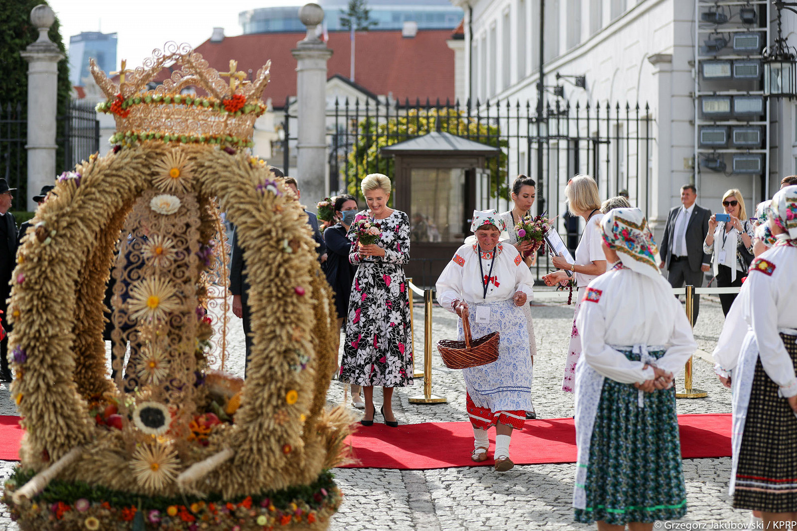 Wieńce dożynkowe na dziedzińcu Pałacu Prezydenckiego - zdjęcie w treści artykułu