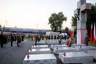 1913891944.jpg