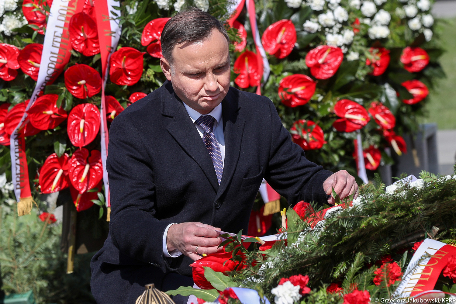 „Bardzo nam ich brakuje”. Obchody 9. rocznicy katastrofy smoleńskiej [PL/ENG] - zdjęcie w treści artykułu nr 8
