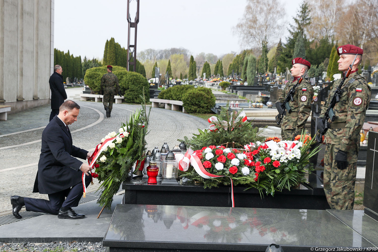 „Bardzo nam ich brakuje”. Obchody 9. rocznicy katastrofy smoleńskiej [PL/ENG] - zdjęcie w treści artykułu nr 4