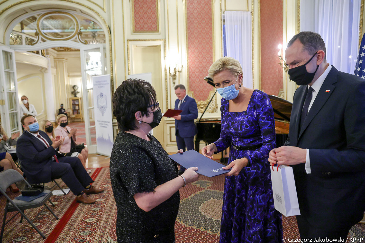 Małżonka Prezydenta wręczyła dyplomy nauczycielom polonijnym - zdjęcie w treści artykułu