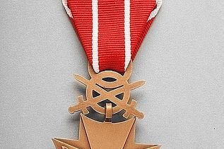 Wojskowy Krzyż Zasługi z Mieczami - rewers