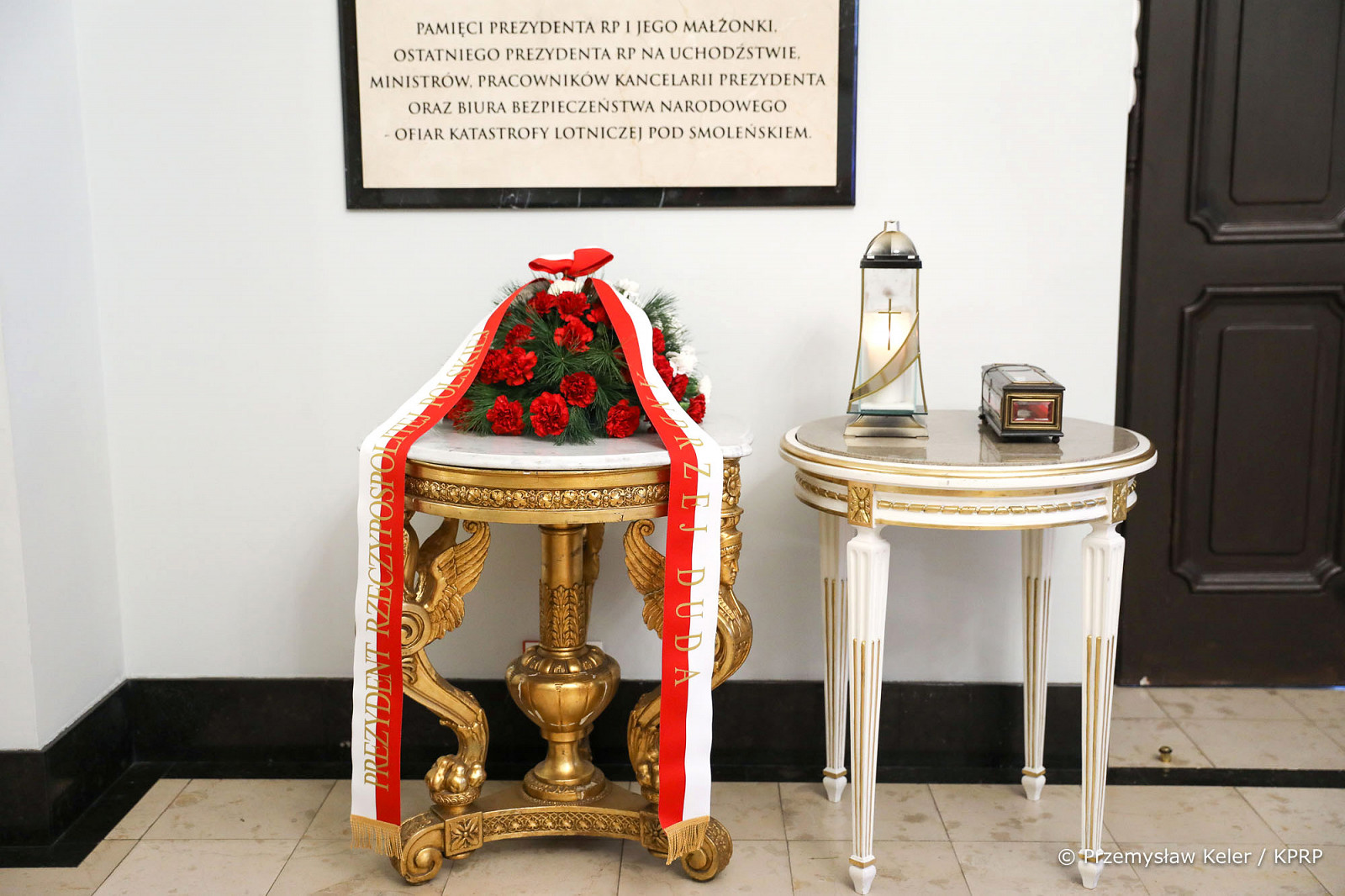 001_Miesiecznica_katastrofy_smolenskiej_tablica_wiazanka_20220110_PK016859.jpg [369.11 KB]