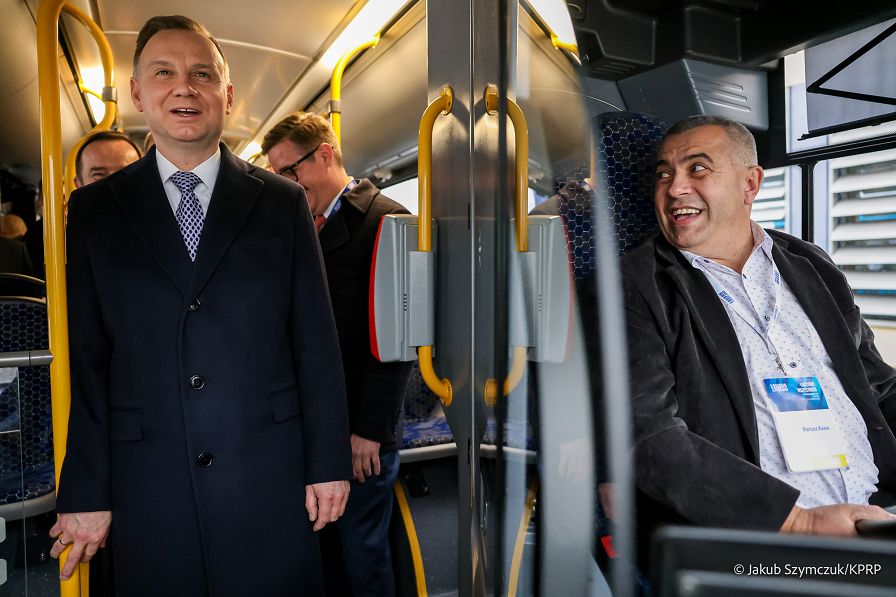002_20221118_Andrzej_Duda_Polski_Autobus_Wodorowy_JSZ_1602.jpg