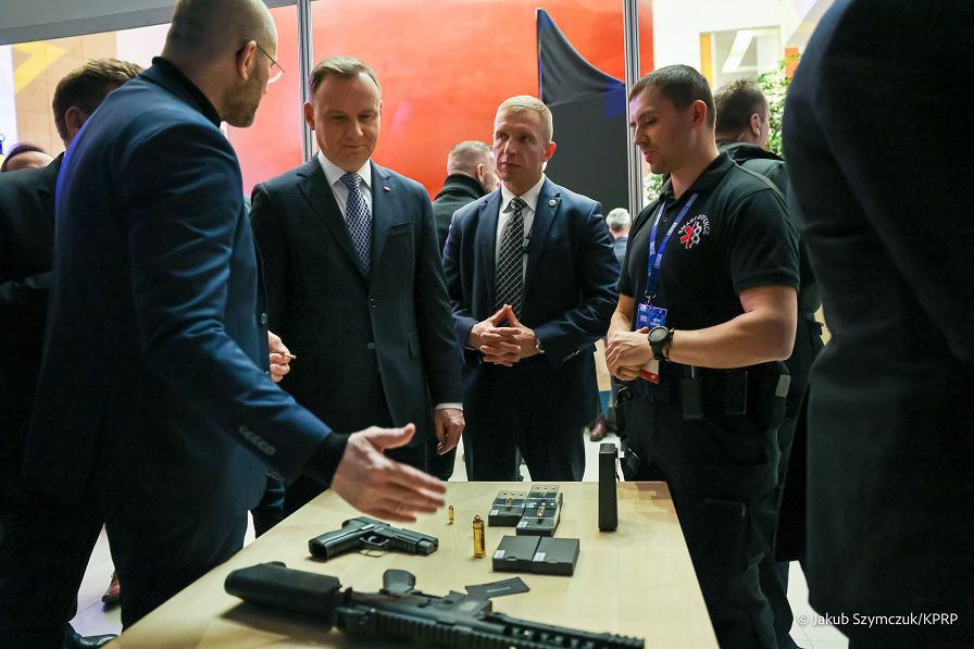 013_20221118_Andrzej_Duda_Zwiedzanie_stoisk_Laureatow_NGP_2021_JSZ_1230.jpg