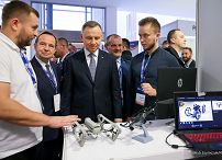 010_20221118_Andrzej_Duda_Zwiedzanie_stoisk_Laureatow_NGP_2021_JSZ_1413.jpg
