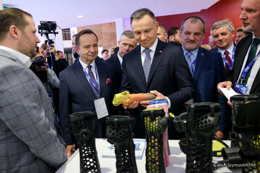 012_20221118_Andrzej_Duda_Zwiedzanie_stoisk_Laureatow_NGP_2021_JSZ_1436.jpg