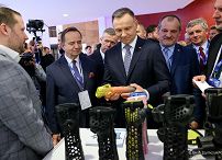 012_20221118_Andrzej_Duda_Zwiedzanie_stoisk_Laureatow_NGP_2021_JSZ_1436.jpg