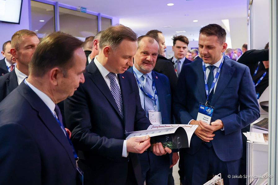 009_20221118_Andrzej_Duda_Zwiedzanie_stoisk_Laureatow_NGP_2021_JSZ_1308.jpg