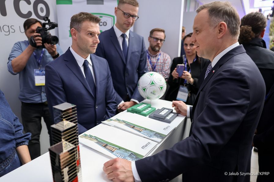 005_20221118_Andrzej_Duda_Zwiedzanie_stoisk_Laureatow_NGP_2021_JSZ_1122.jpg
