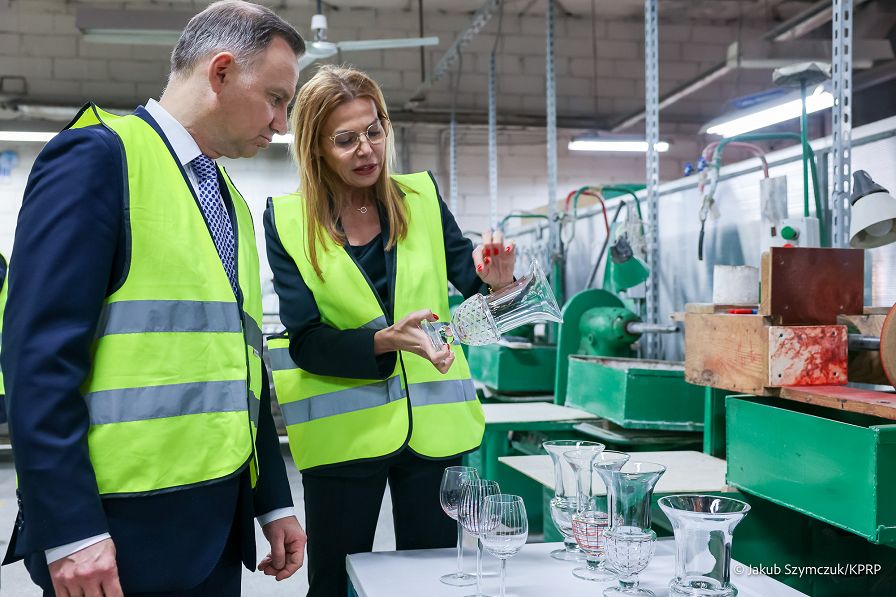 011_20221118_Andrzej_Duda_Zaklady_Krosno_Glass_JSZ_1899.jpg