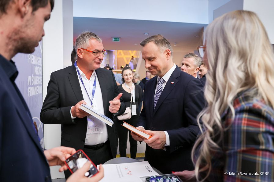 006_20221118_Andrzej_Duda_Zwiedzanie_stoisk_Laureatow_NGP_2021_JSZ_1171.jpg
