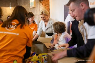 007_20221130_Agata_Kornhauser_Duda_Paczki_Swiateczna_Zbiorka_Zywnosci_GJB_5238.jpg