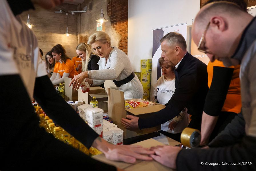 005_20221130_Agata_Kornhauser_Duda_Paczki_Swiateczna_Zbiorka_Zywnosci_GJB_4954.jpg