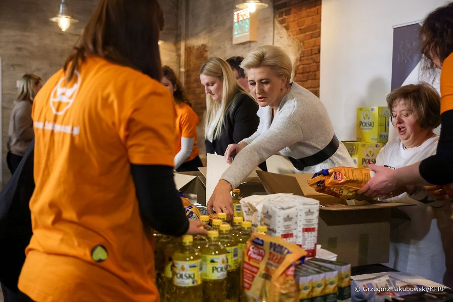 004_20221130_Agata_Kornhauser_Duda_Paczki_Swiateczna_Zbiorka_Zywnosci_GJB_4927.jpg