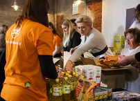 004_20221130_Agata_Kornhauser_Duda_Paczki_Swiateczna_Zbiorka_Zywnosci_GJB_4927.jpg