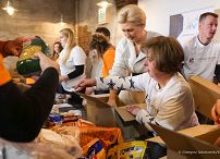 008_20221130_Agata_Kornhauser_Duda_Paczki_Swiateczna_Zbiorka_Zywnosci_GJB_5251.jpg