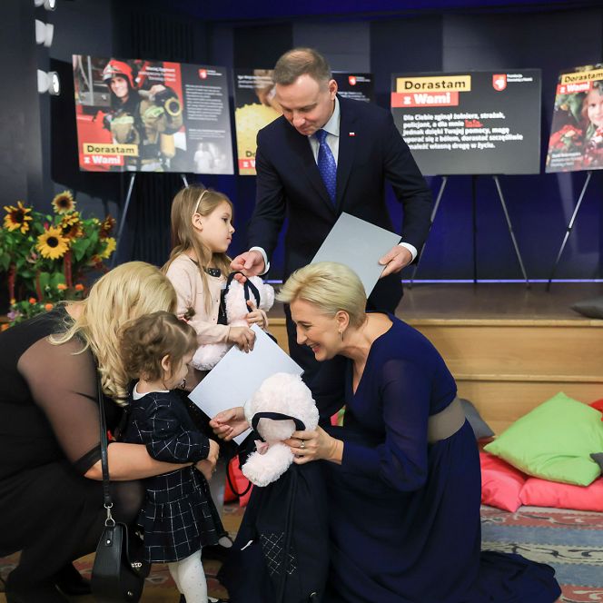 2000_02__Andrzej_Agata_Duda_podopieczni_Fundacji_Dorastaj_z_Nami_20221013_GJA_0235.jpg