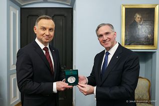 001_Andrzej_Duda_Patrick_Kelly_Rycerz_Kolumba_20221202_JSZ_5363.jpg