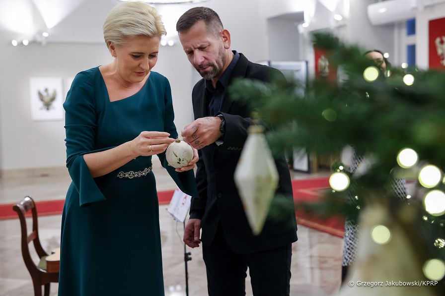 014_20221202_Agata_Kornhauser_Duda_ozdabianie_choinki_GJB_6665.jpg