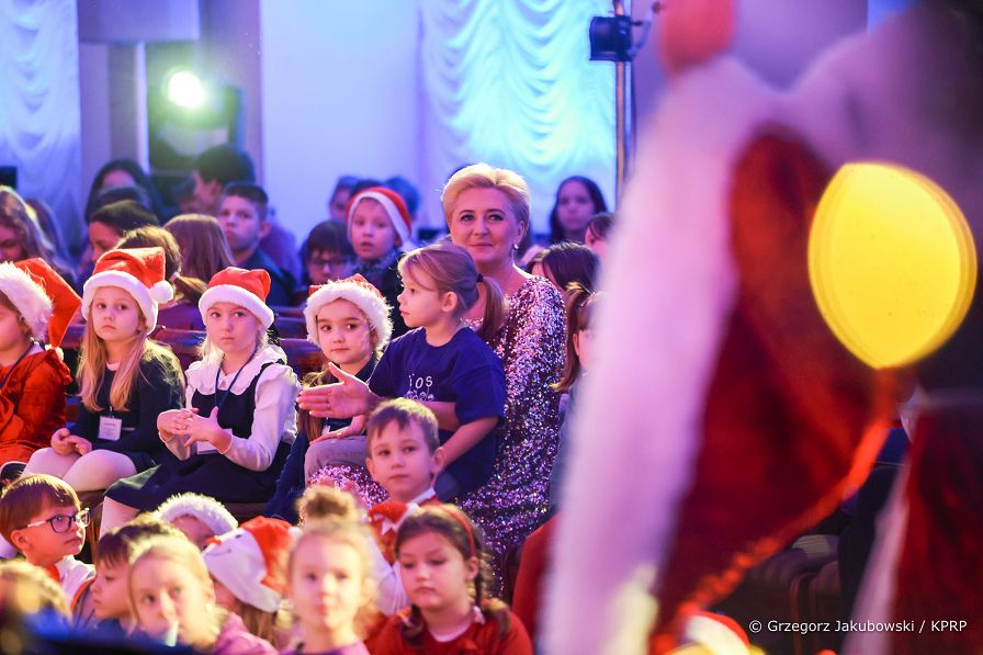 037_Agata_Kornhauser-Duda_Mikolajki_z_dziecmi_20221206_GJB_8578.jpg