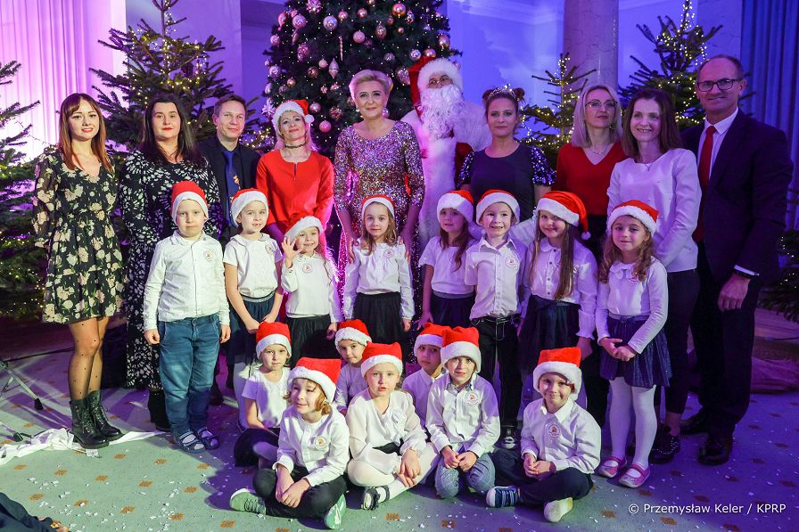 014_Agata_Kornhauser-Duda_Mikolajki_z_dziecmi_20221206_PK1_4930.jpg