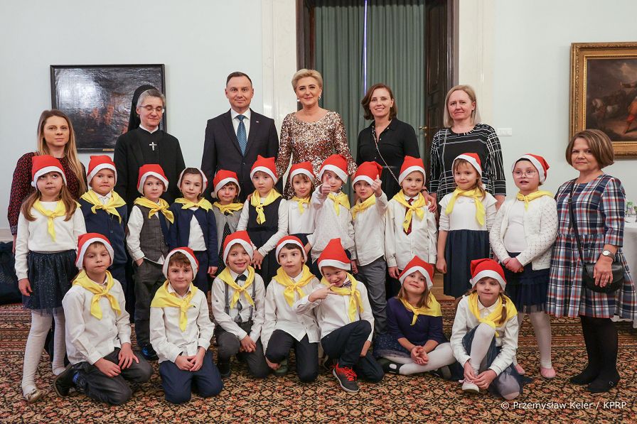 027_Para_Prezydencka_Mikolajki_z_dziecmi_20221206_PK1_5598.jpg