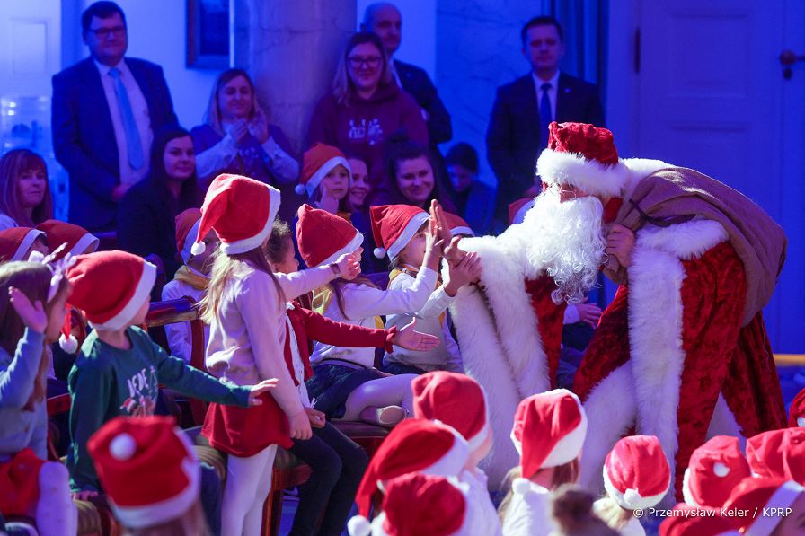 011_Agata_Kornhauser-Duda_Mikolajki_z_dziecmi_20221206_PK2_1593.jpg