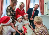 021_Agata_Kornhauser-Duda_Mikolajki_z_dziecmi_20221206_PK1_5123.jpg