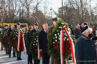 03__Piotr_Cwik_ceremonia złożenia wieńców i wiązanek - Warszawa, pomnik_Generała_Stefana_Roweckiego_Grota_20220214_PK010689.jpg