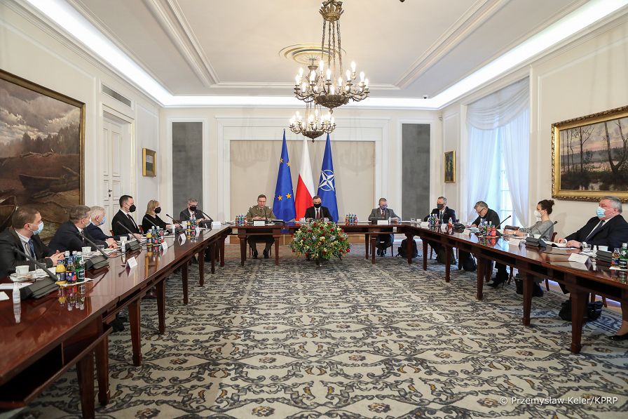 01__Andrzej_Duda_Rada_Bezpieczenstwa_Obronnosci_20220216_PK020432.jpg