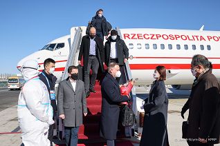 002_Andrzej_Duda_Pekin_lotnisko_powitanie_20220204_JSZ_4173.jpg