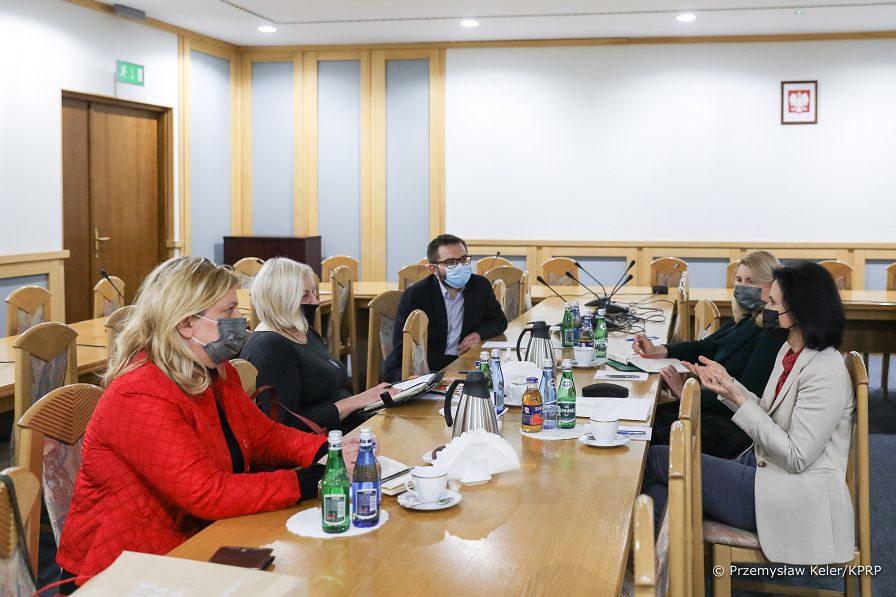 02__Bogna_Janke_przedstawiciele_fundacja_Integracja_20220208_PK019924.jpg