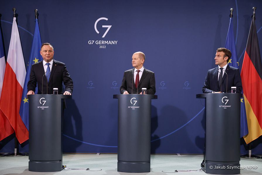 05__Andrzej_Duda_Olaf_Scholz_Emmanuel_Macron_Berlin_20220208_JSZ_5306.jpg