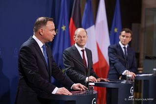 06__Andrzej_Duda_Olaf_Scholz_Emmanuel_Macron_Berlin_20220208_JS__9483.jpg