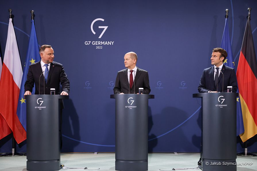 07__Andrzej_Duda_Olaf_Scholz_Emmanuel_Macron_Berlin_20220208_JSZ_5334.jpg