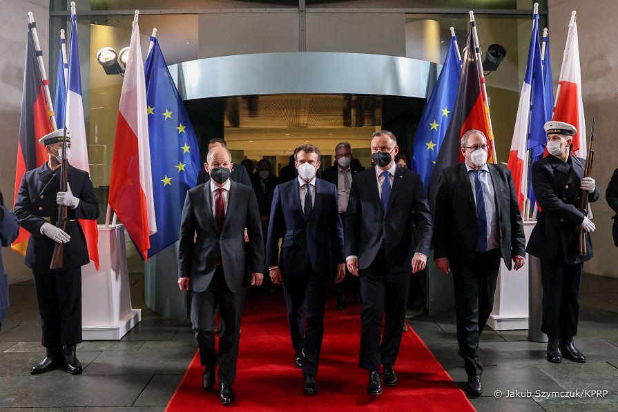 12__Andrzej_Duda_Olaf_Scholz_Emmanuel_Macron_Berlin_20220208_JSZ_5510.jpg