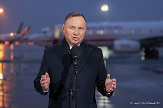 04__Andrzej_Duda_wypowiedz_media_lotnisko_20220208_JS__9387.jpg