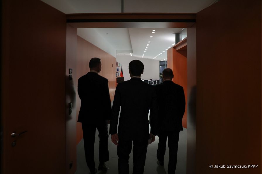 02__Andrzej_Duda_Olaf_Scholz_Emmanuel_Macron_Berlin_20220208_JSZ_5109.jpg