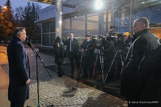 01__Andrzej_Duda_wypowiedz_media_lotnisko_20220208_JSZ_5023.jpg