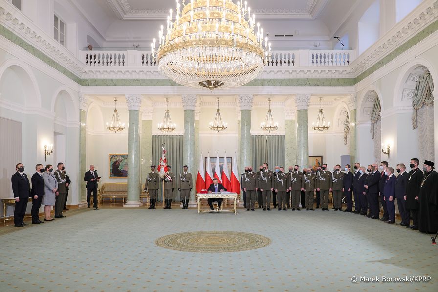 04__Andrzej_Duda_podpisanie_Ustawa_o_Obronie_Ojczyzny_20220318_MBO22261.jpg