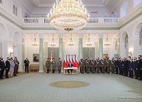 04__Andrzej_Duda_podpisanie_Ustawa_o_Obronie_Ojczyzny_20220318_MBO22261.jpg