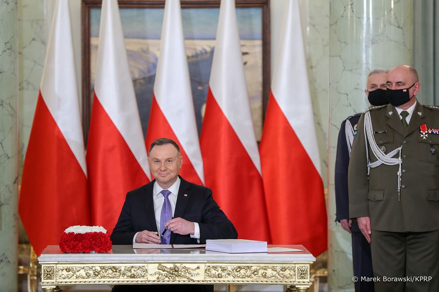 02__Andrzej_Duda_podpisanie_Ustawa_o_Obronie_Ojczyzny_20220318_MBO10432.jpg