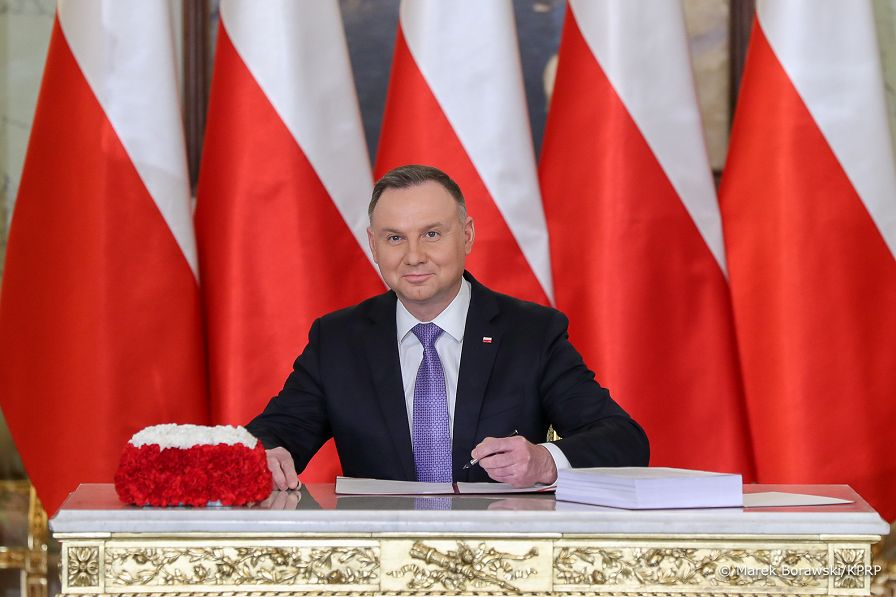 03__Andrzej_Duda_podpisanie_Ustawa_o_Obronie_Ojczyzny_20220318_MBO10439.jpg