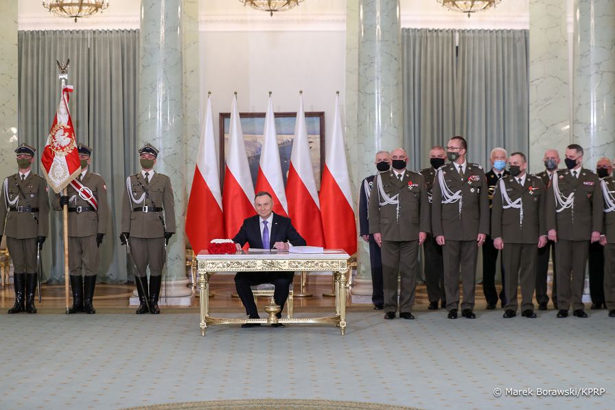 05__Andrzej_Duda_podpisanie_Ustawa_o_Obronie_Ojczyzny_20220318_MBO10442.jpg