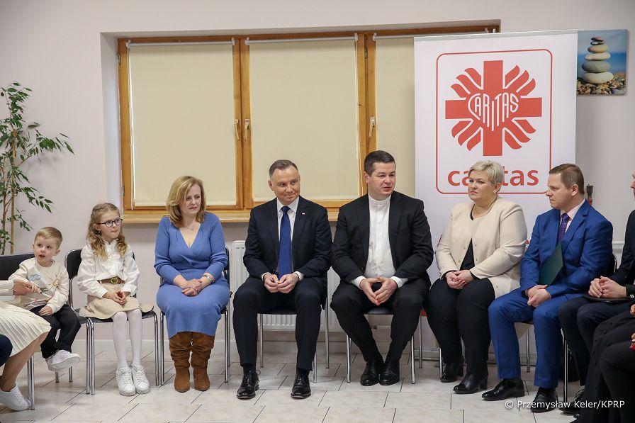 06_Andrzej_Duda_osrodek_Caritas_Krakow_20220329_PK013098.jpg